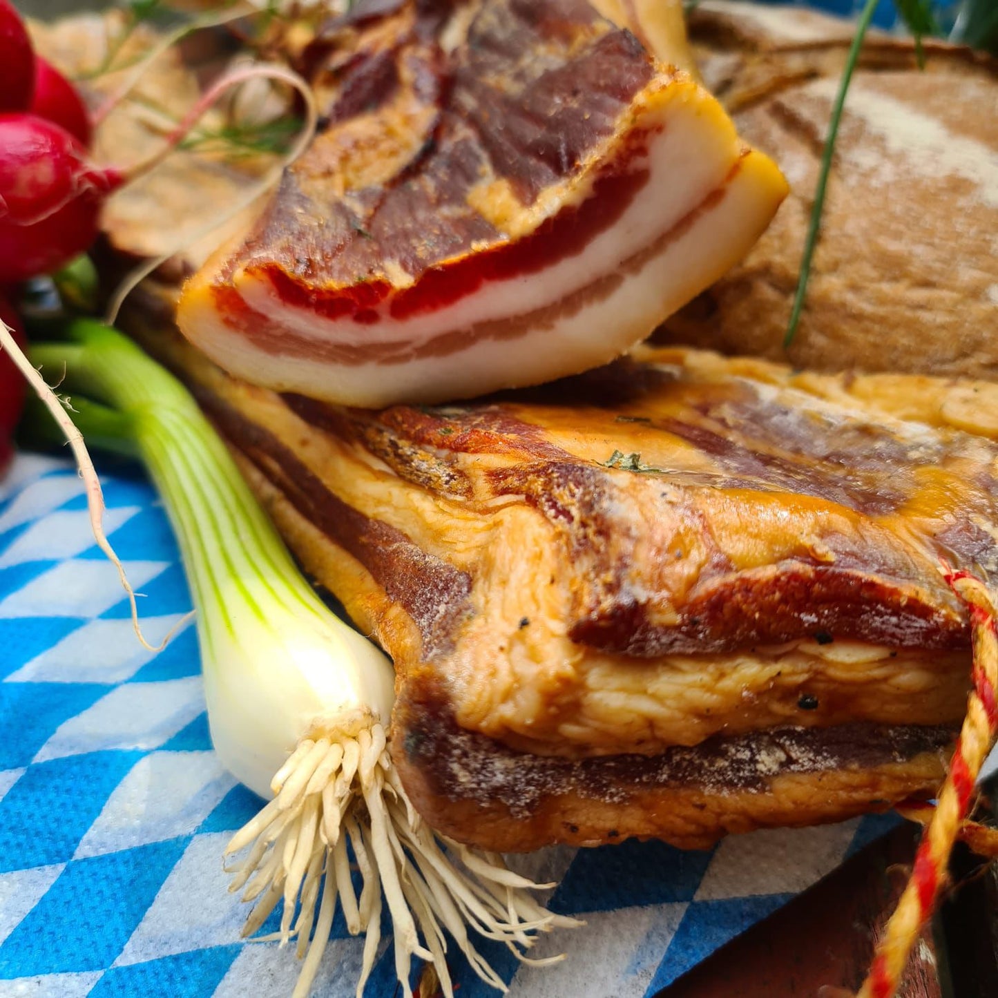 Traditionell geräucherter Speck vom Schweinebauch – 1 kg | Handgemachte Qualität aus Stroh-Schweinefleisch 🥓🔥