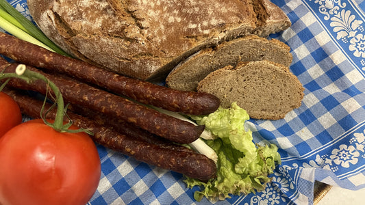 Balkanische Slavonska Rauchwurst mit Chili